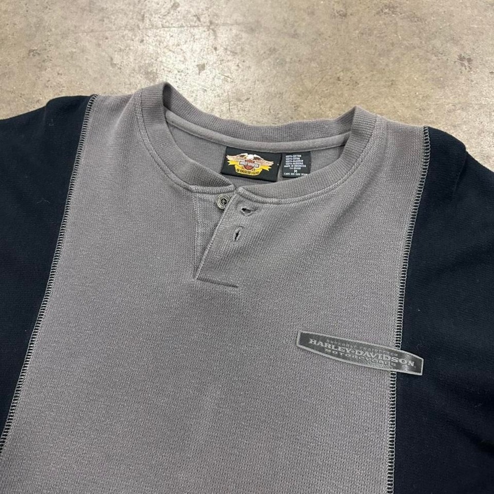 Men's Harley Davidson Grey & Black Henley Long Sleeve Shirt Size Medium - Picture 2 of 4